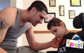 VIDEO: Ο μικρός δεν αντιδρά... Ο μπαμπάς όμως προσπαθεί και συγκινεί
