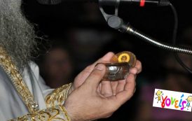 VIDEO: Πιστοί στο Αγρίνιο προσκύνησαν ένα κάστανο που είχε βράσει ο Παΐσιος