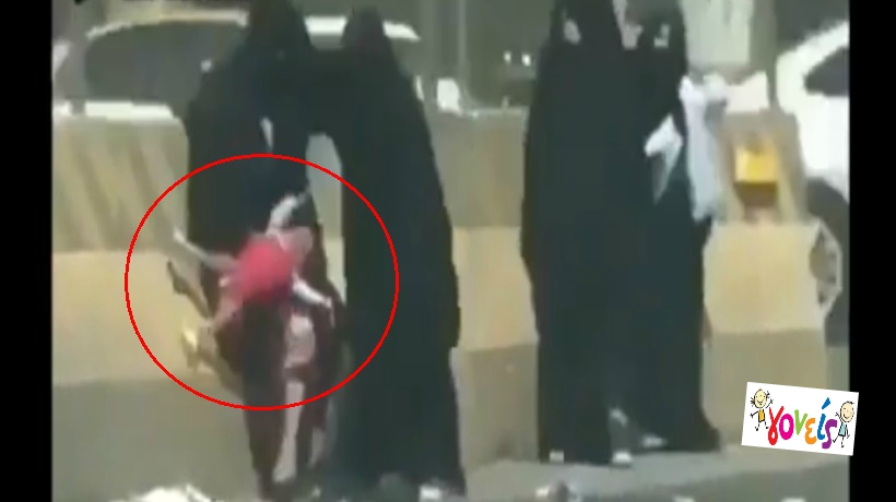 VIDEO: Μουσουλμάνες πετούν με βια μωρό στο δρόμο