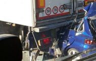 ΣΟΚ: Αυτοκίνητο «καρφώθηκε» πίσω από νταλίκα – Νεκρός ο οδηγός