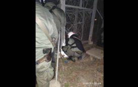 Αστυνομικοί επιδιορθώνουν τους φράχτες στα σύνορα