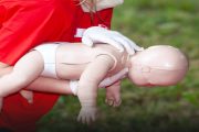 Πρώτες βοήθειες για βρέφη και παιδιά: Πώς να σώσετε ένα παιδί